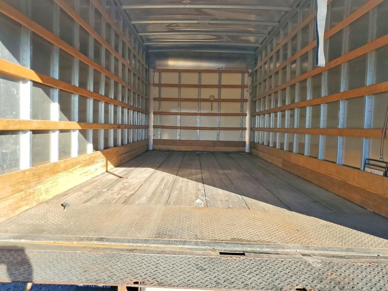 2018 Isuzu NPR HD BOX Truck