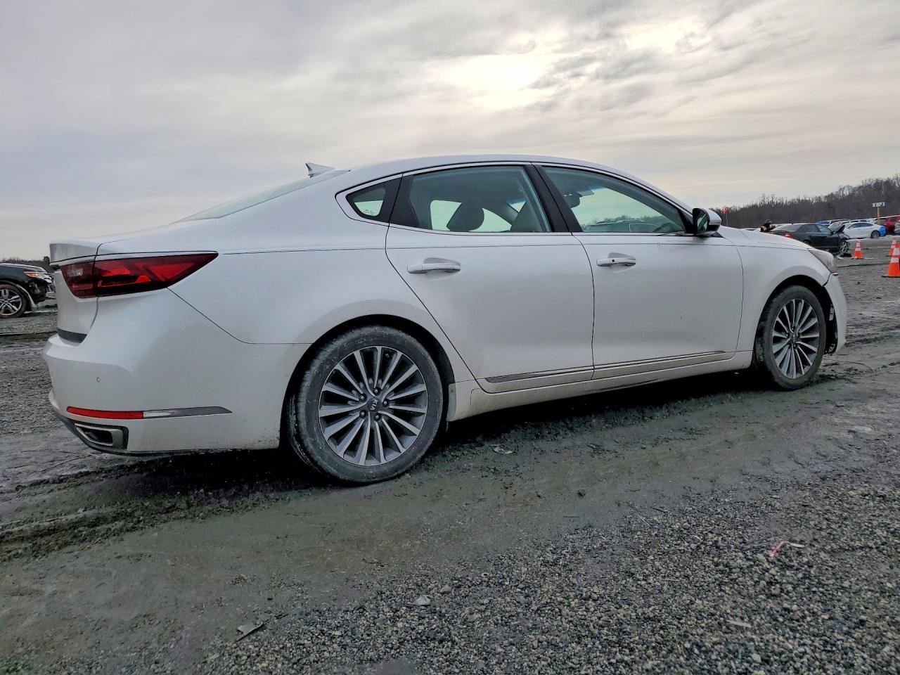 2017 KIA Cadenza Premium