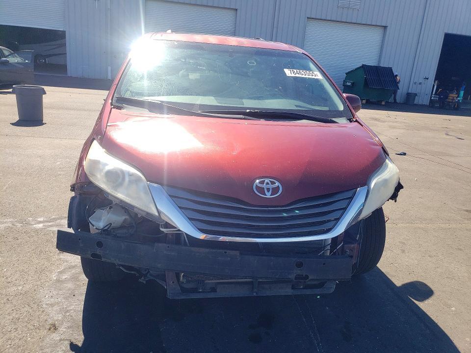 2013 Toyota Sienna xle 8-passenger