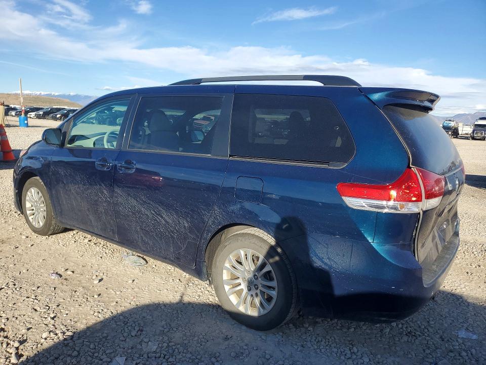 2011 Toyota Sienna xle 8-passenger