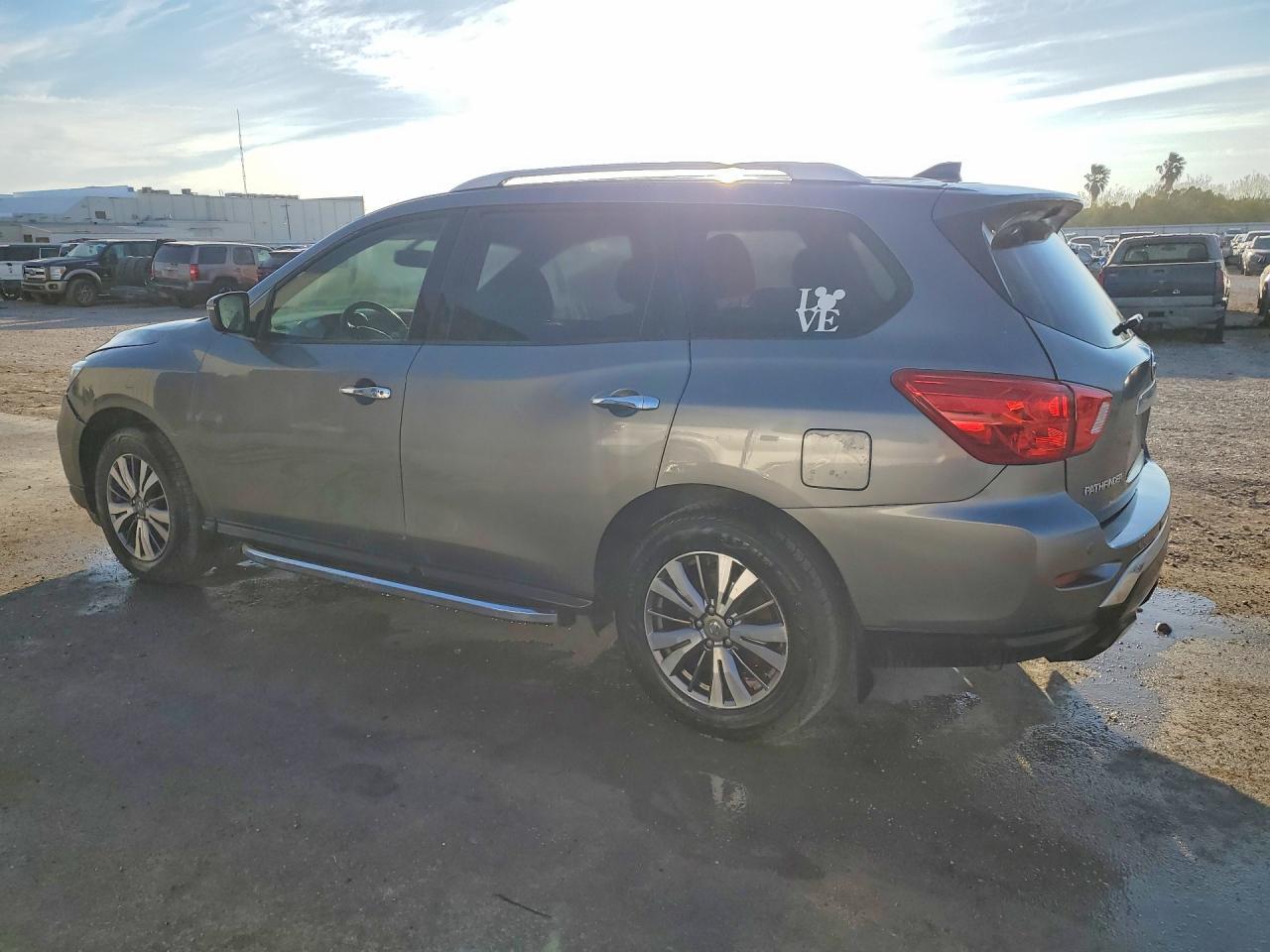 2020 Nissan Pathfinder sv