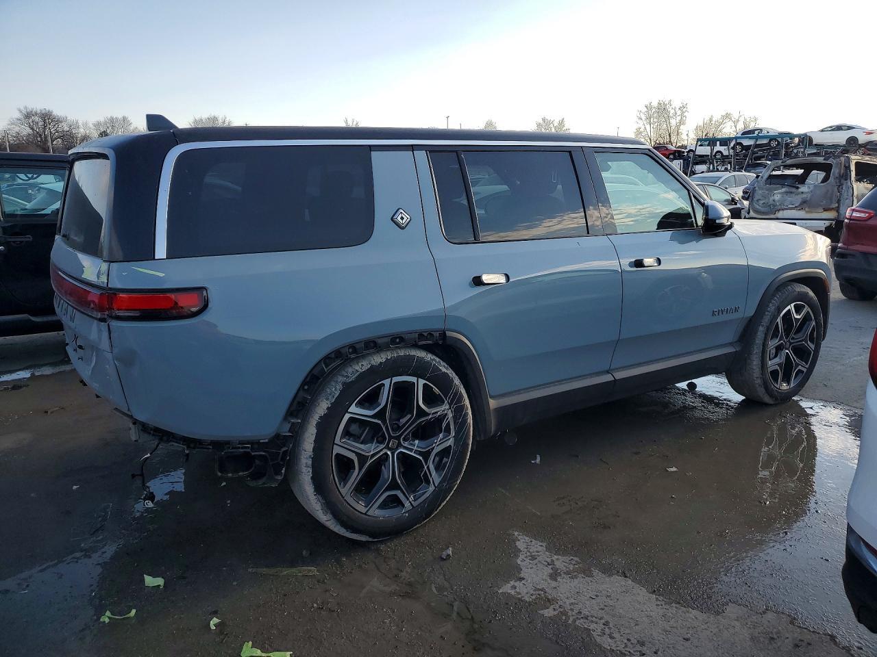 2025 Rivian R1S Adventure