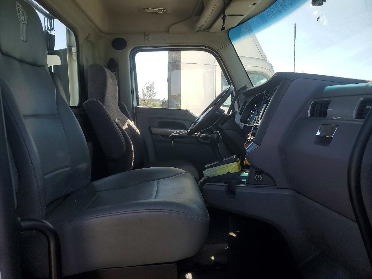2016 Kenworth T680 Semi Truck