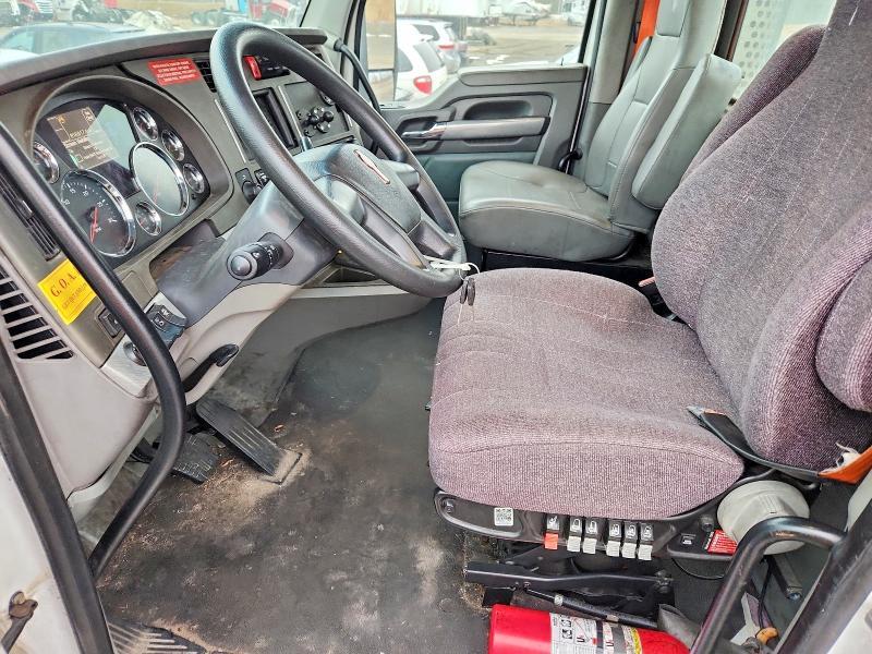 2015 Kenworth T680 Semi Truck