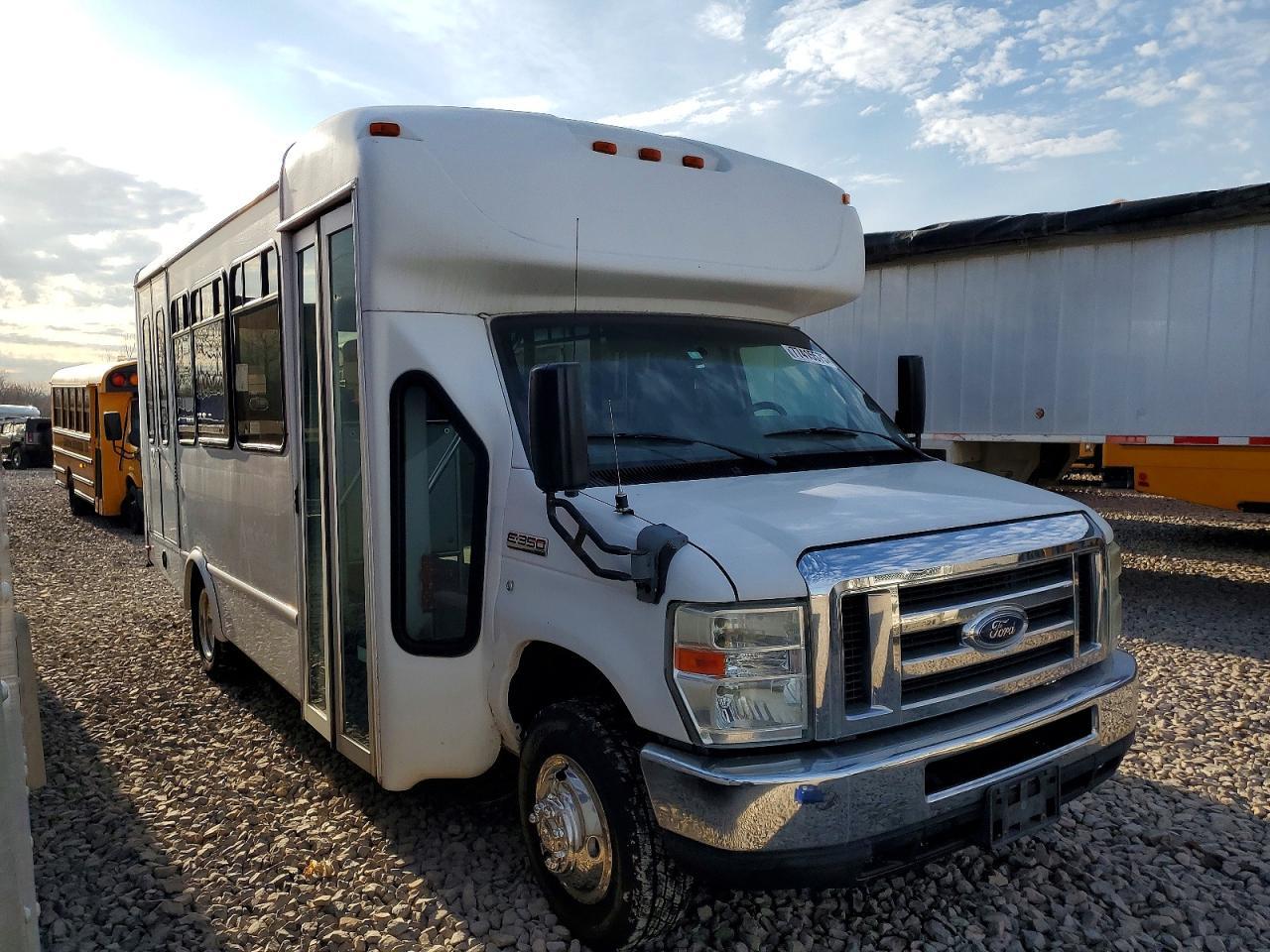 2012 Ford Econoline E350 Super Duty Cutaway Van