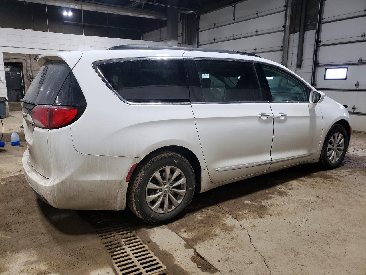 2017 Chrysler Pacifica Touring l