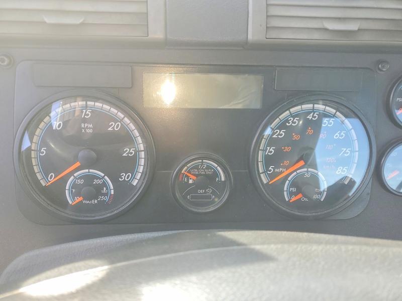 2018 Freigliner 2018 Freightliner Cascadia 113 Semi Truck