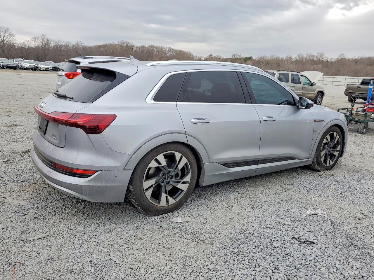 2022 Audi E-tron Premium Plus