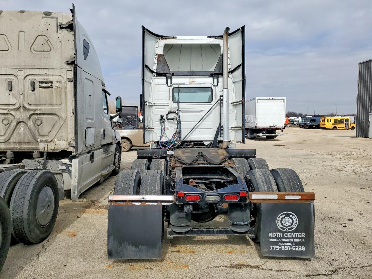 2016 Volvo VNL 670 Semi Truck