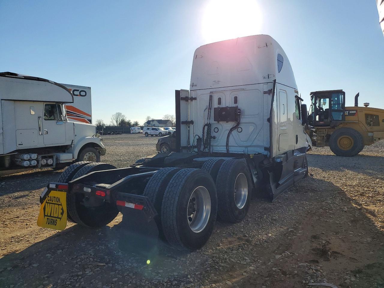 2022 Freigliner 2022 Freightliner Cascadia 116 Semi Truck