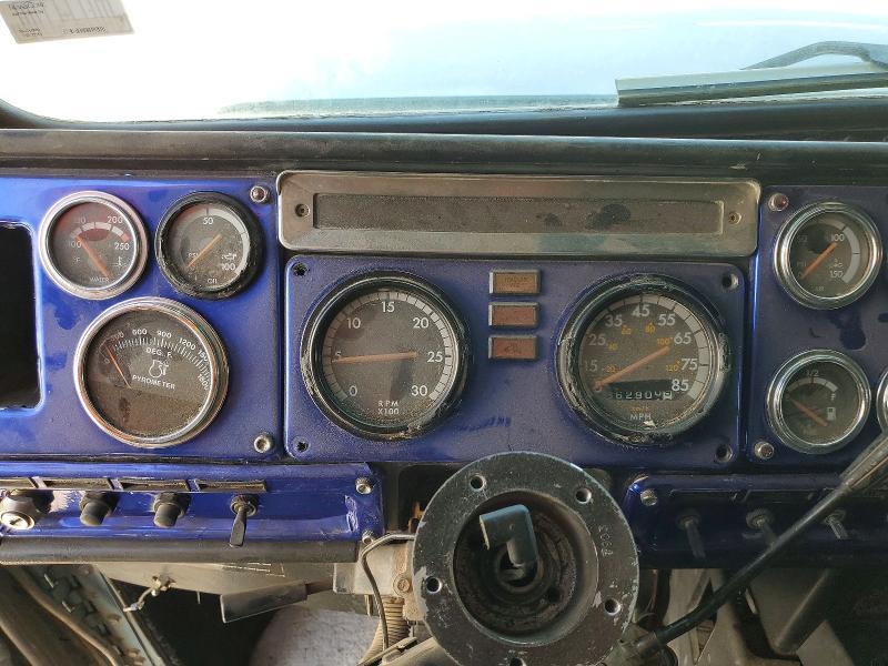 2000 Freigliner 2000 Freightliner Convention Semi Truck