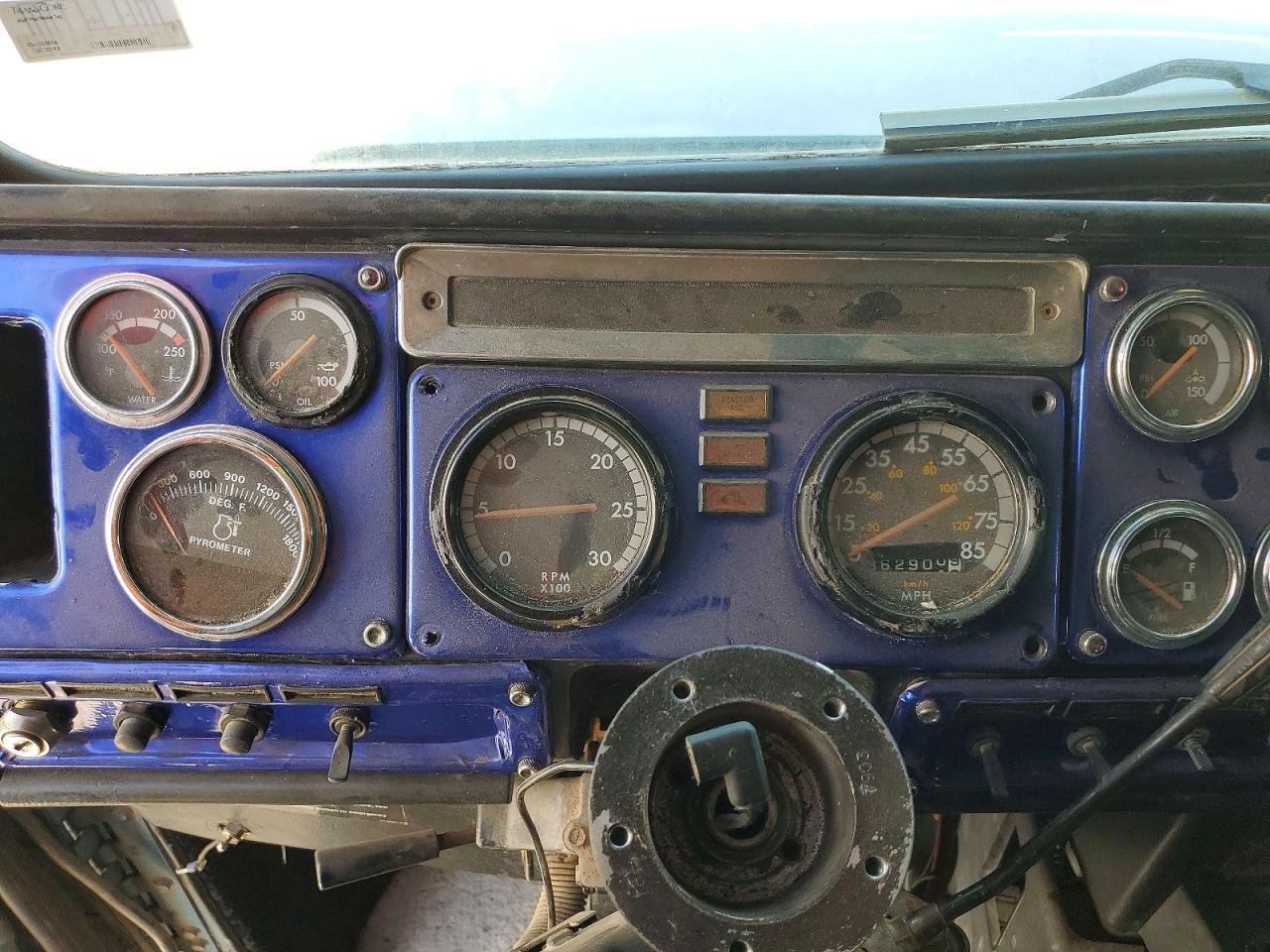 2000 Freigliner 2000 Freightliner Convention Semi Truck