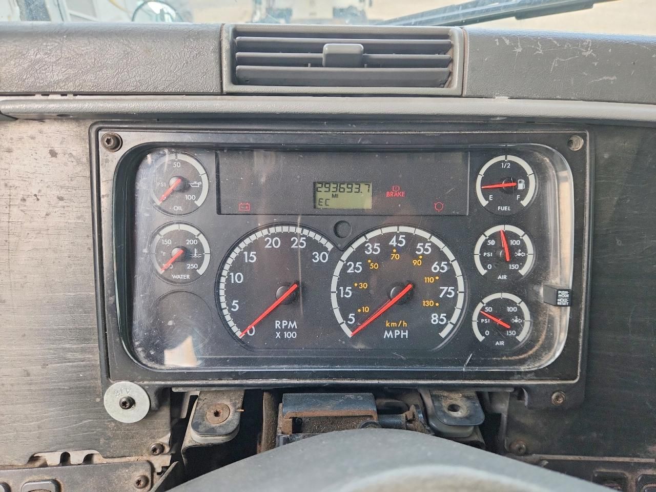 2005 Freightliner Columbia Semi Truck