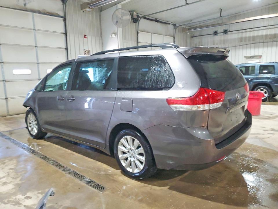 2011 Toyota Sienna le 7-passenger