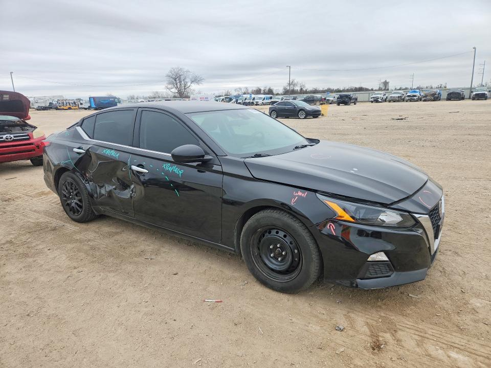 2022 Niss Altima