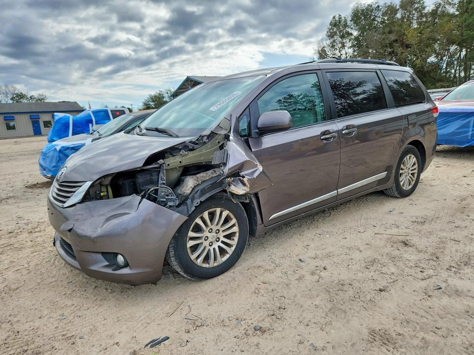 2011 Toyota Sienna xle 8-passenger