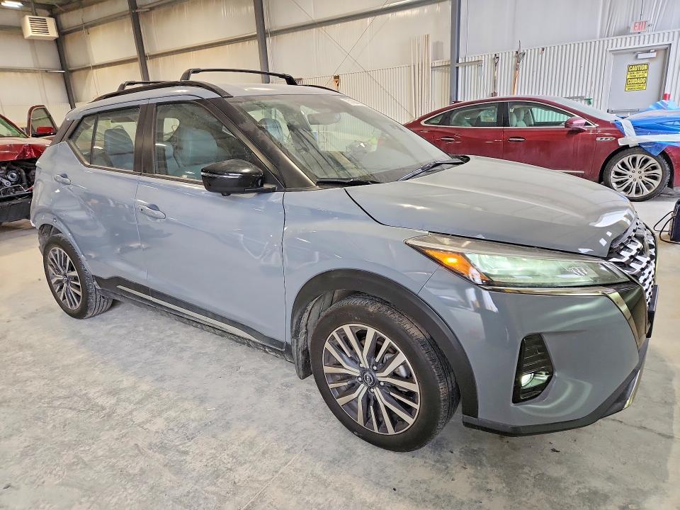 2023 Nissan Kicks sr
