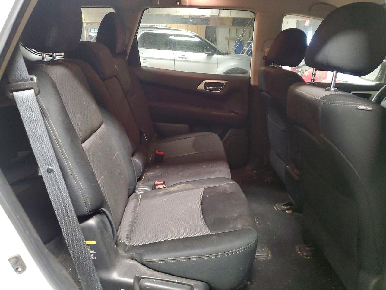2017 Nissan Pathfinder sv