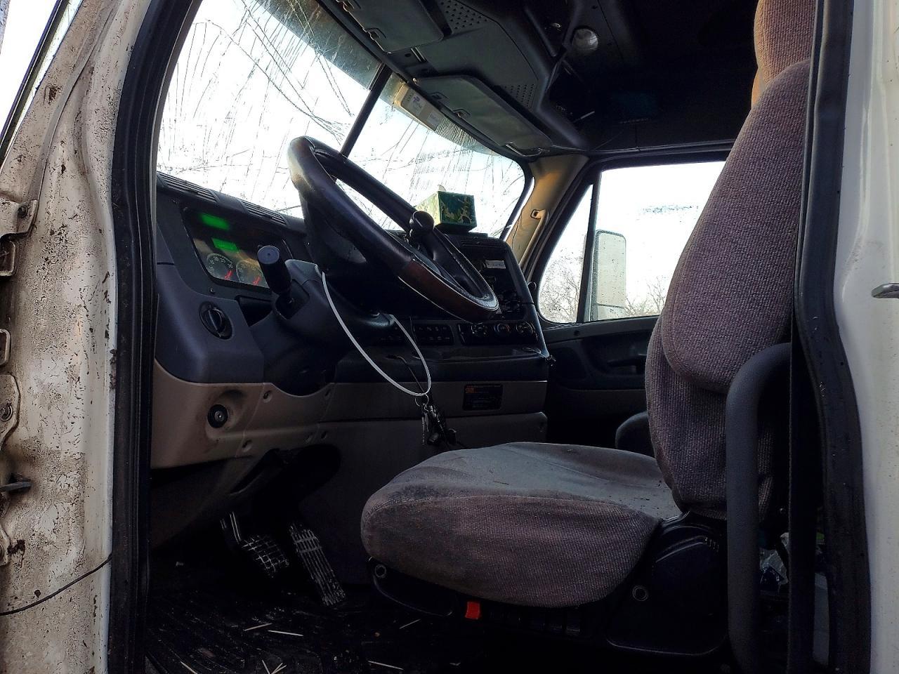 2016 Freightliner Cascadia 125 Semi Truck