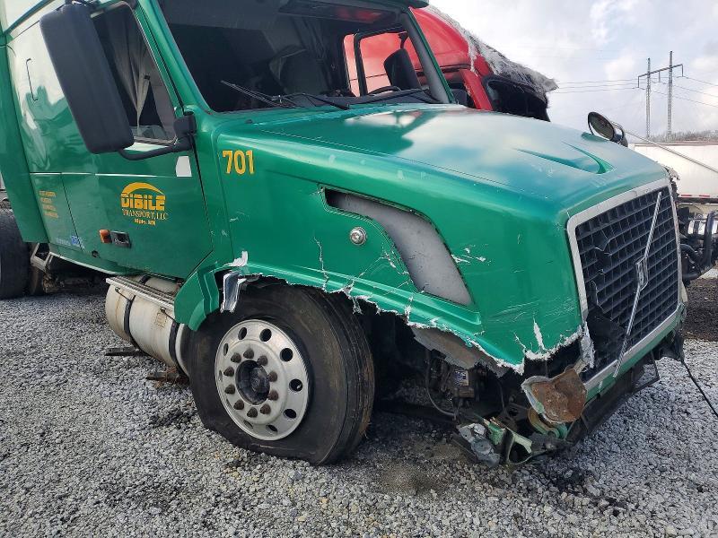 2006 Volvo VNL Semi Truck
