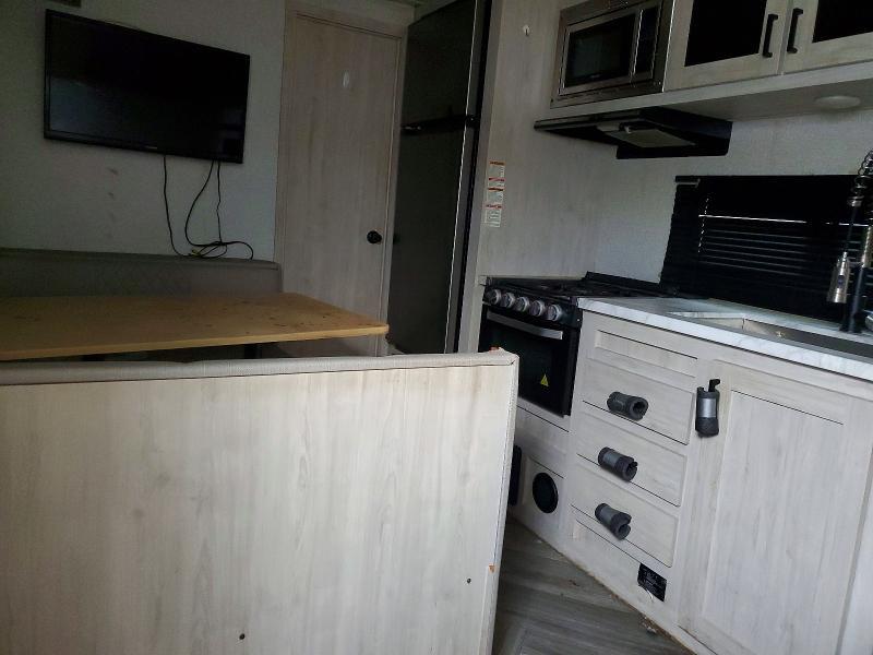 2022 East Manufacturing Della Terr-Camper