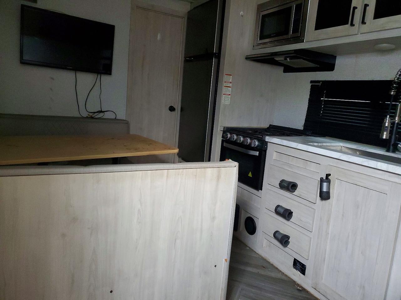 2022 East Manufacturing Della Terr-Camper