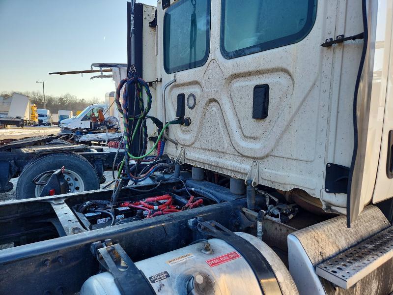 2017 Freightliner Cascadia 113 Semi Truck