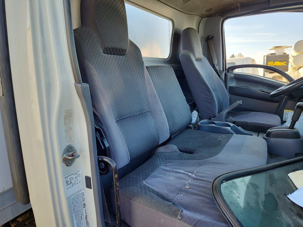 2014 Isuzu NRR BOX Truck