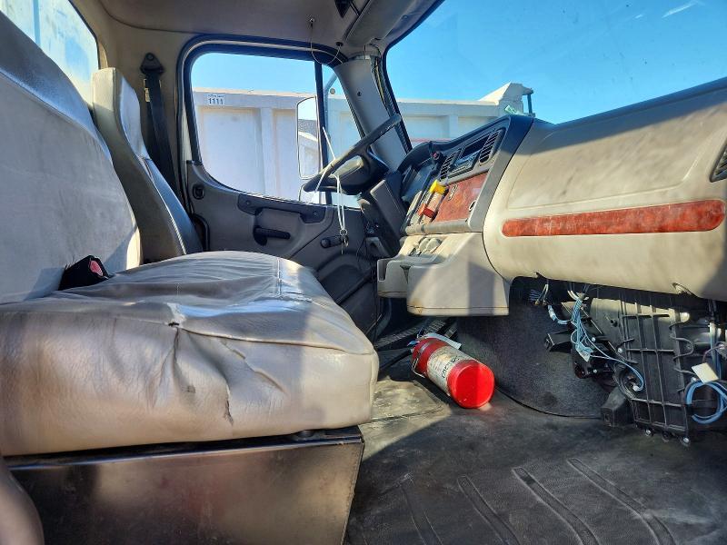 2010 Freigliner 2010 Freightliner Business Class M2 Semi Truck