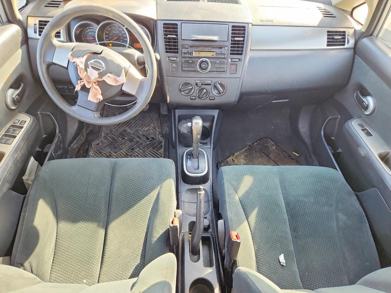 2011 Niss Versa s