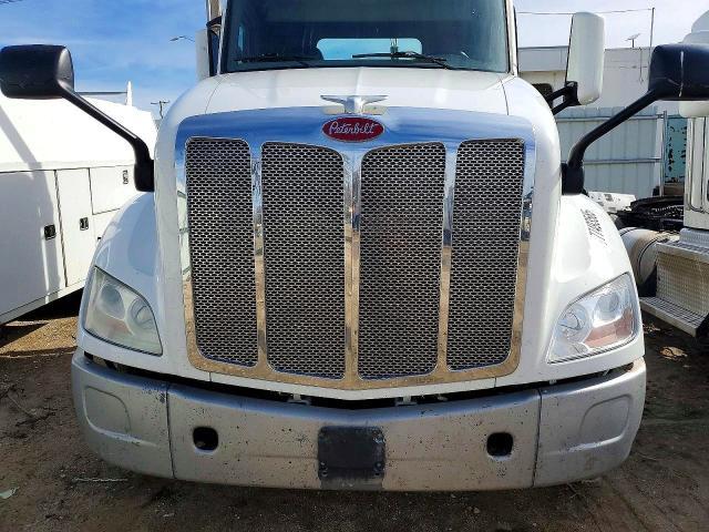 2017 Peterbilt 579 Semi Truck