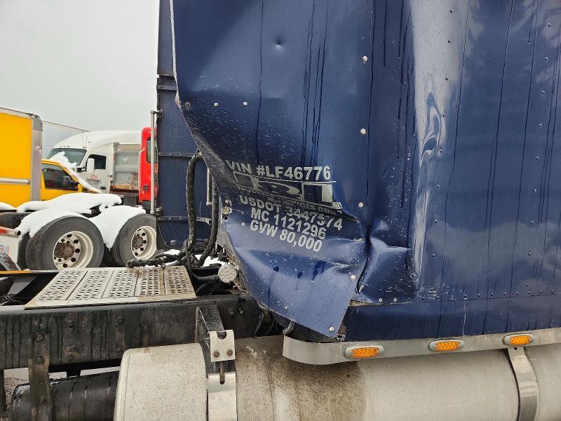 2000 Freigliner 2000 Freightliner Convention Semi Truck