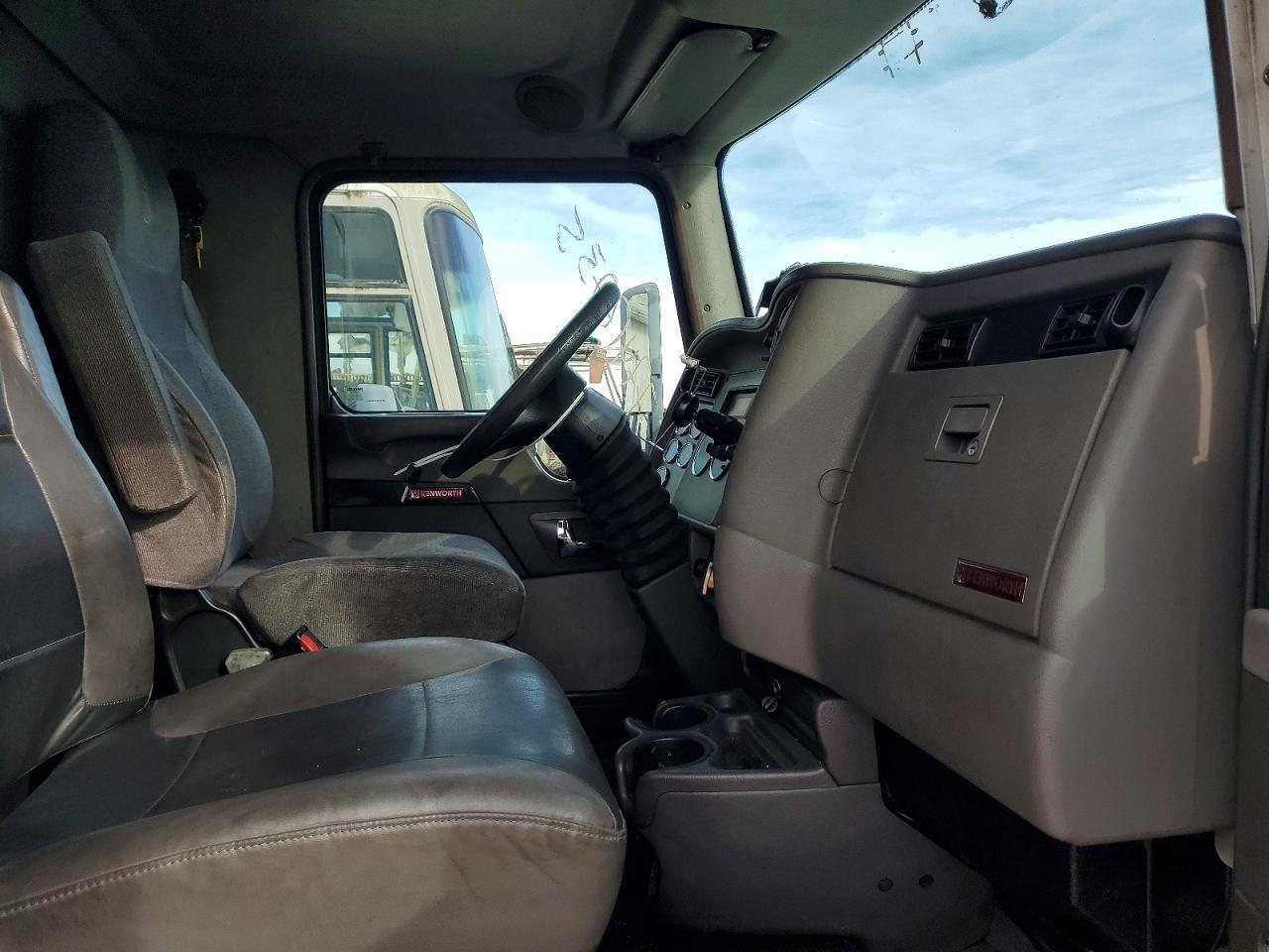 2013 Kenworth T370 BOX Truck