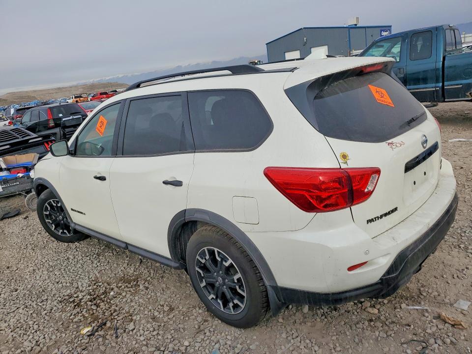 2020 Nissan Pathfinder sv