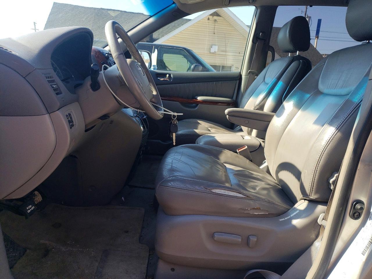2004 Toyota Sienna xle 7 Passenger