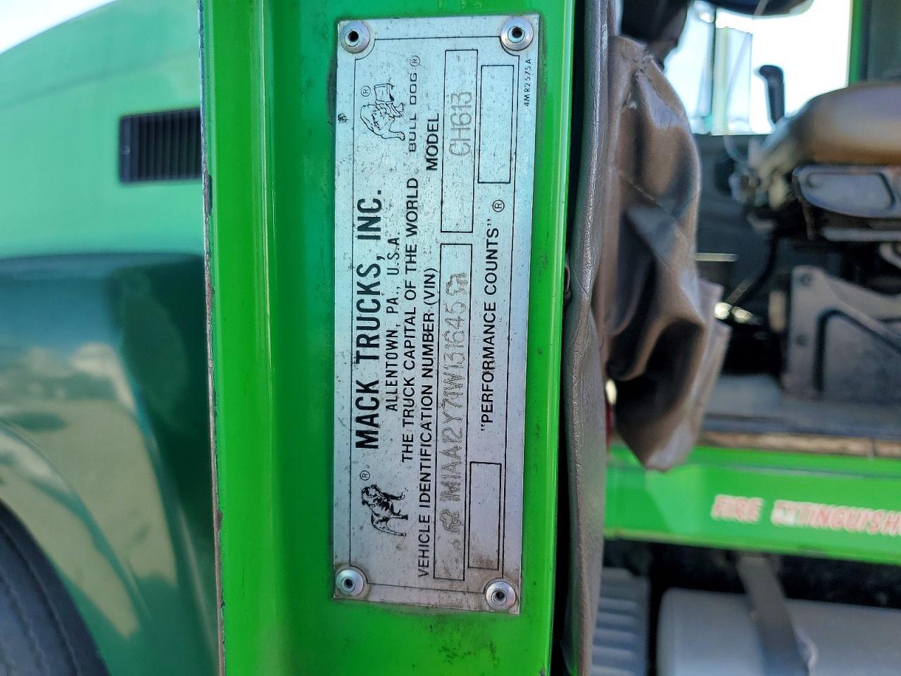 2001 Mack CH613 Semi Truck