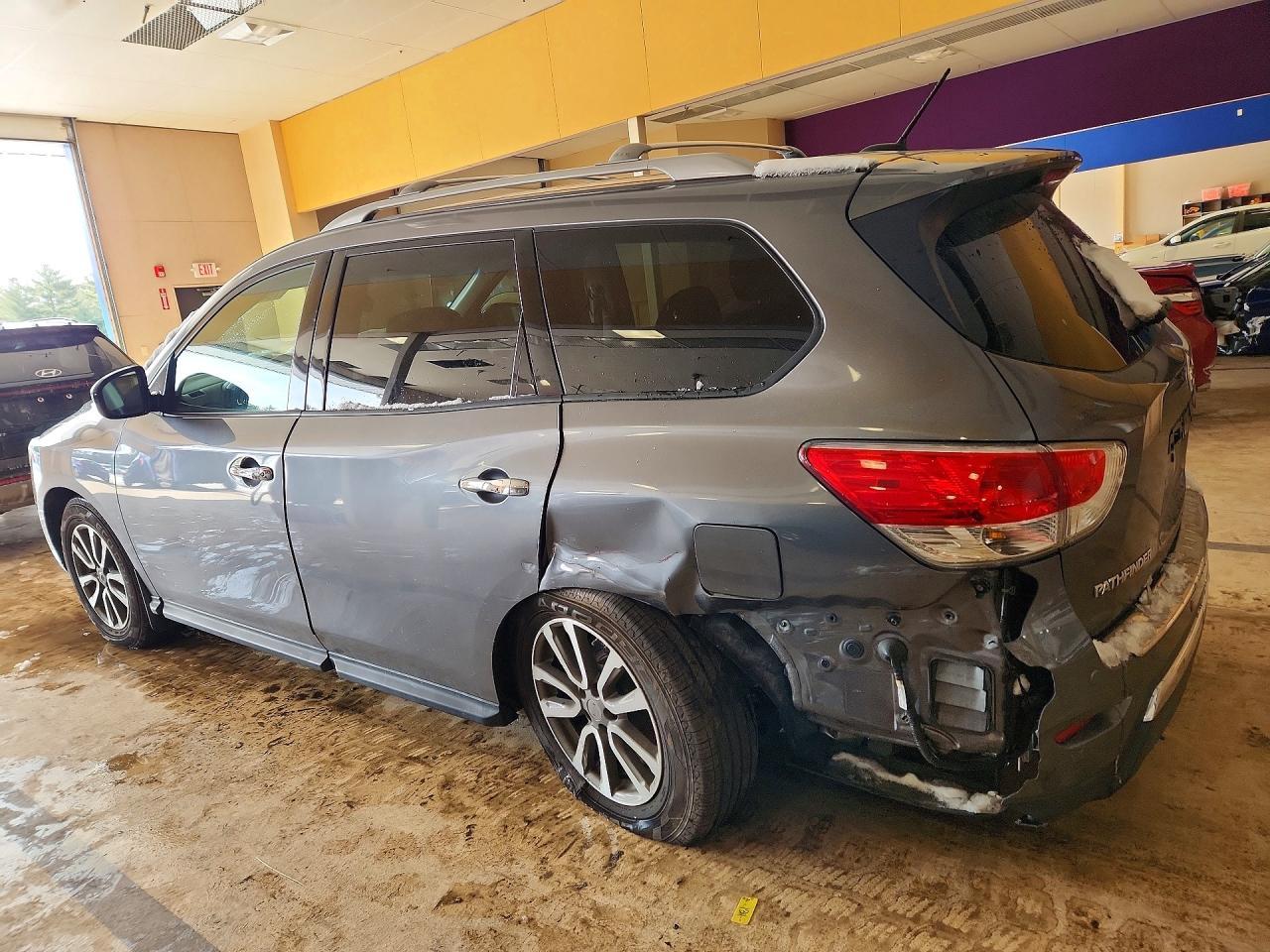 2016 Nissan Pathfinder sv