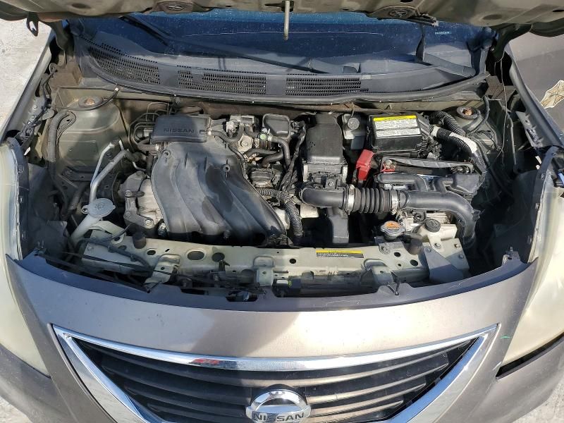 2013 Nissan Versa sv