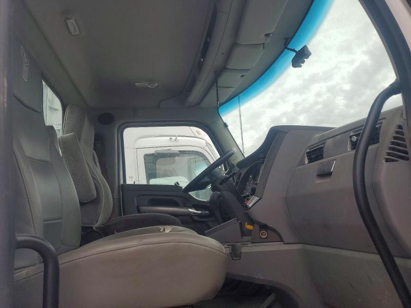 2015 Kenworth T680 Semi Truck