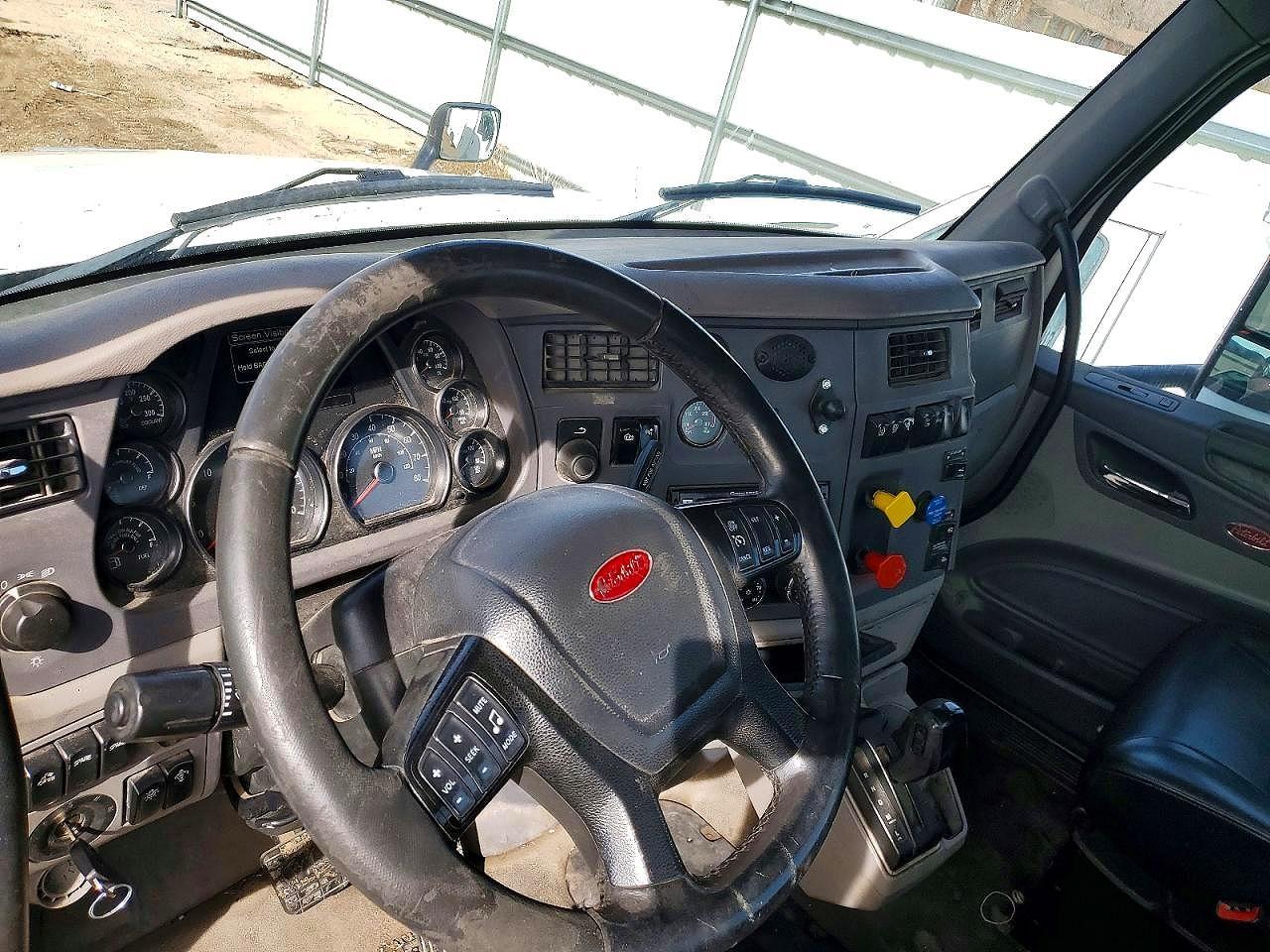 2017 Peterbilt 579 Semi Truck
