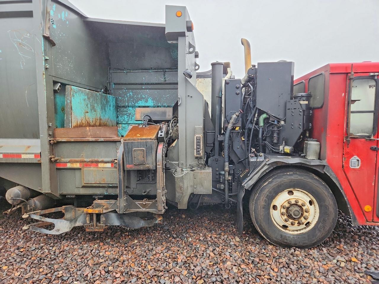 2006 Cranerrier 2006 Cadillac Refuse Truck