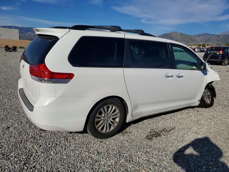 2014 Toyota Sienna xle 8-passenger