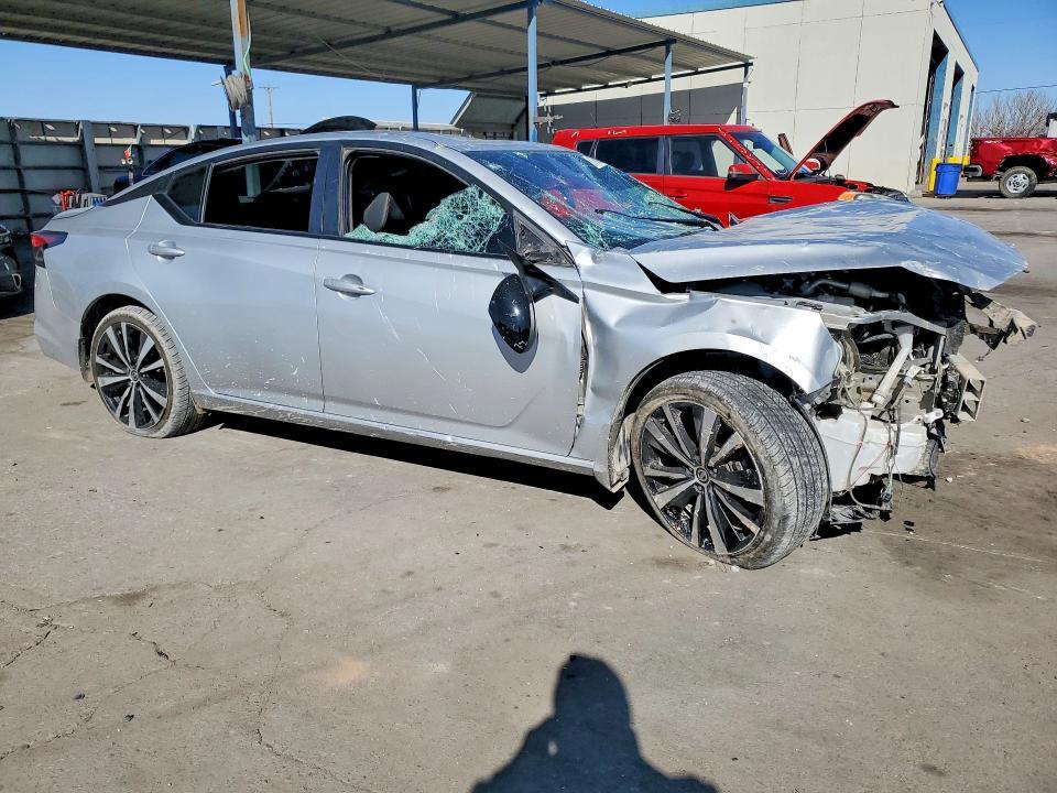 2022 Niss Altima 2.5 sr