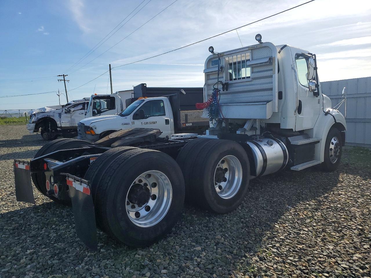 2016 Freightliner Business Class M2 Semi Truck
