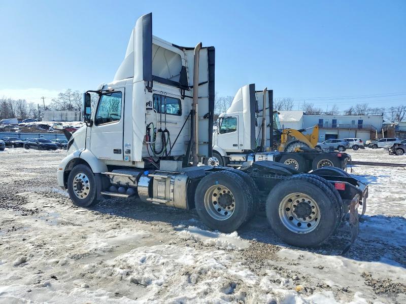 2020 Volvo VNR Semi Truck