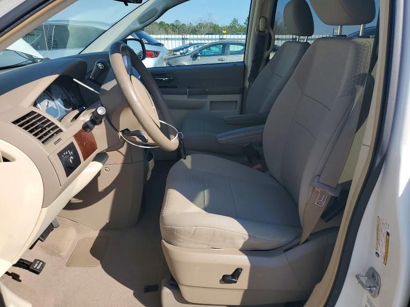 2010 Chrysler Town & Country lx