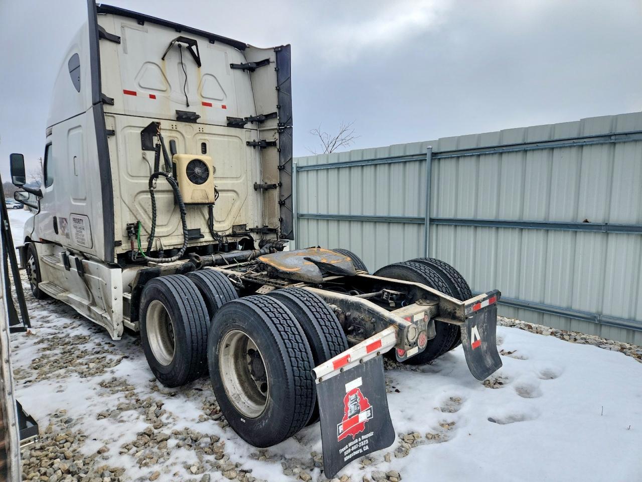 2018 Freigliner 2018 Freightliner Cascadia 126 Semi Truck