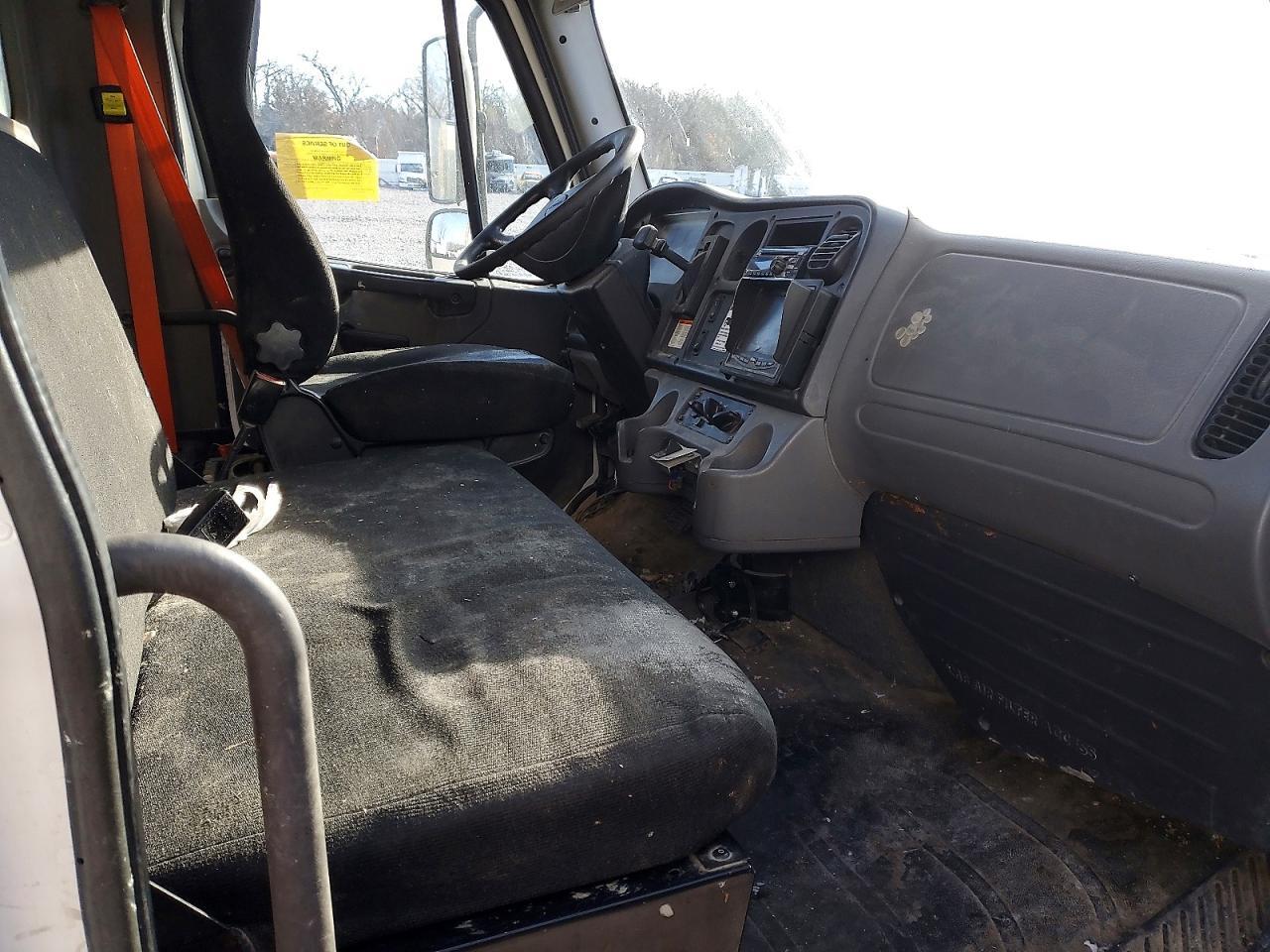 2018 Freightliner Business Class M2 BOX Truck