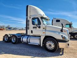 Salvage cars for sale from Copart -no: 2016 Freightliner Cascadia 1-Semi Truck