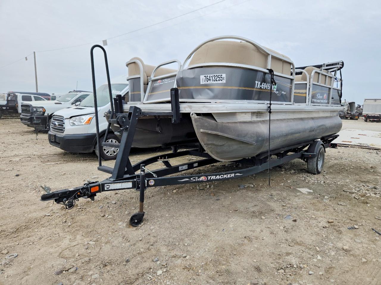 2025 Sun Tracker Partyhut